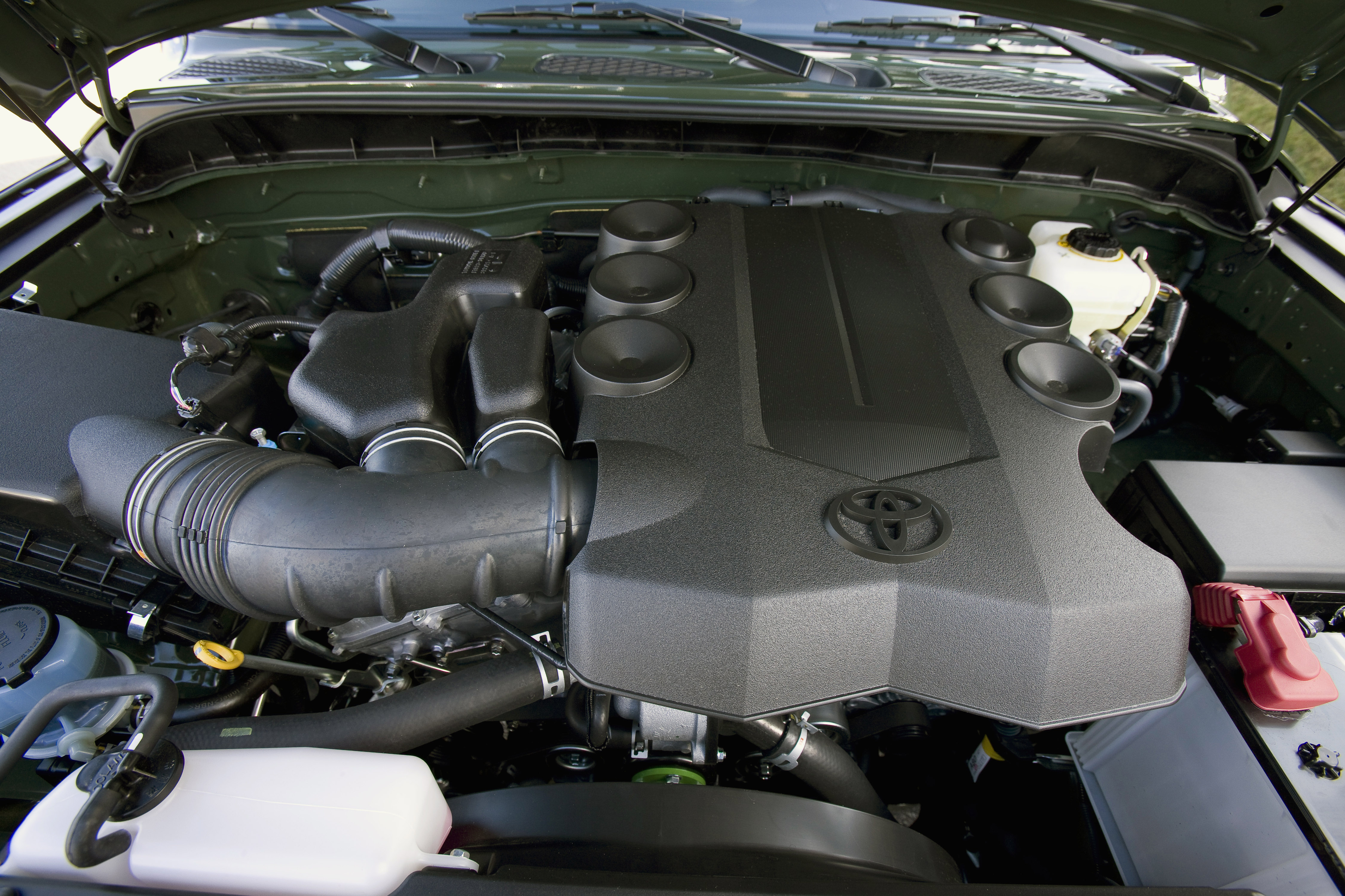 Le Toyota FJ Cruiser 2010 offre plus de puissance avec moins d'essence : Un  moteur plus performant et de nouvelles technologies qui continuent à  perpétuer sa tradition de conduite hors route